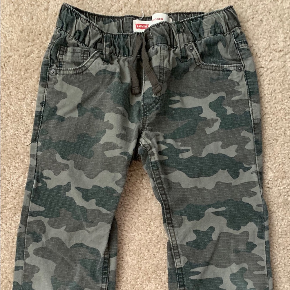 Boys size 8 regular Levi’s camo jogger pants